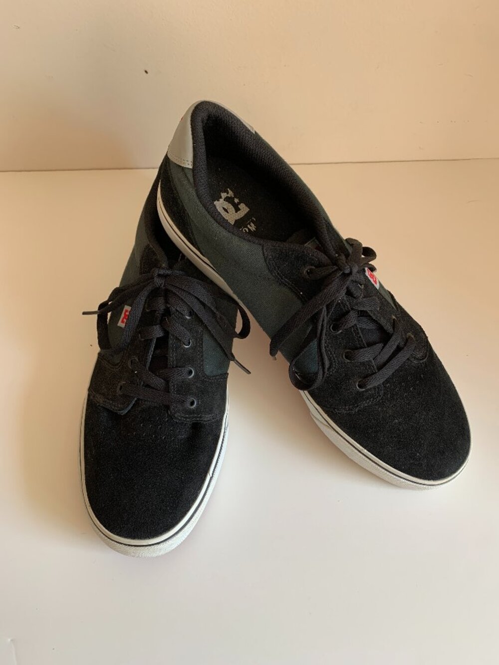 Mens DC black suede skateboarding sneaker size 12